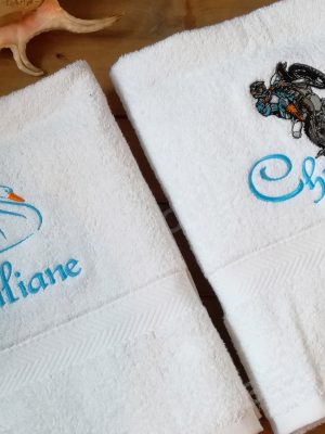 Broderie cygne moto et prénom sur serviette de bain